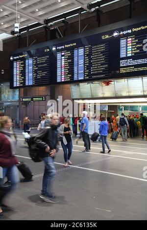 OSLO, Norwegen - 2. AUGUST 2015: Passagiere eilig am Hauptbahnhof von Oslo in Norwegen. Die Station dient 150.000 Fahrgäste täglich. Stockfoto