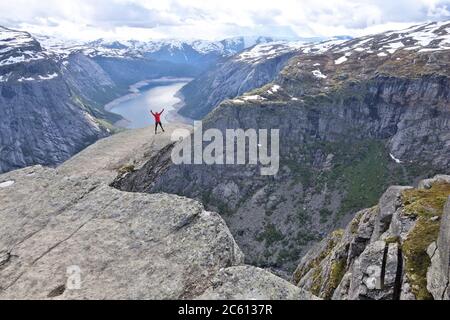 TROLLTUNGA, NORWEGEN - 16. JULI 2015: Touristen besuchen den tollen Trolltongenfelsen (Trolltunga) im Hordaland County, Norwegen. Der 22km lange Weg nach Trolltunga Stockfoto