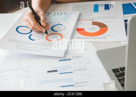 Nahaufnahme Geschäftsfrau halten Stift und zeigt auf finanzielle Papiere und Planung von Investitionen für Unternehmen und Aktien. Stockfoto