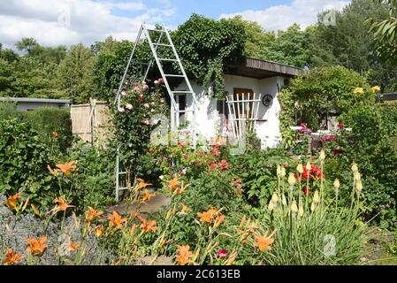Gartenzwerge und andere Figuren in einem deutschen Zuteilung