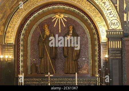 Cassino, Italien - 5. Juli 2020: Die zentrale Kapelle mit den Statuen von San Benedetto und Santa Scolastica in der Basilika von Montecassino Stockfoto