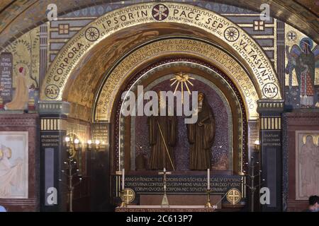 Cassino, Italien - 5. Juli 2020: Die zentrale Kapelle mit den Statuen von San Benedetto und Santa Scolastica in der Basilika von Montecassino Stockfoto