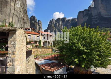 Blick im Freien auf die traditionellen griechischen Gebäude im Zentrum des Dorfes Kastraki, umgeben von Meteora Klippen Stockfoto