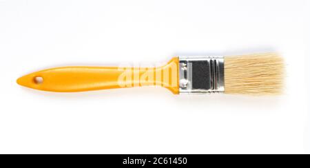 Gelber Pinsel isoliert auf weißem Hintergrund. Pinsel oben malen Stockfoto