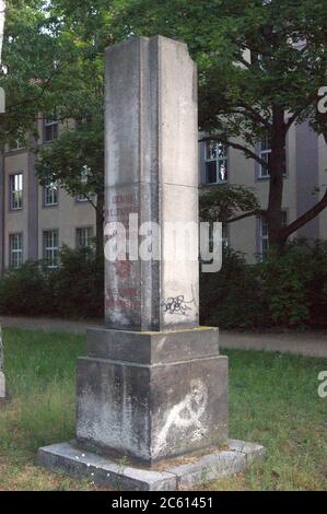 The 06.05.1923 ingewed Denkmal for the Gefallenen of 5. Garde-Regiments zu Fuß des Architekten Heinrich Wolff am Spandauer Hohenzollernring 166. Stockfoto