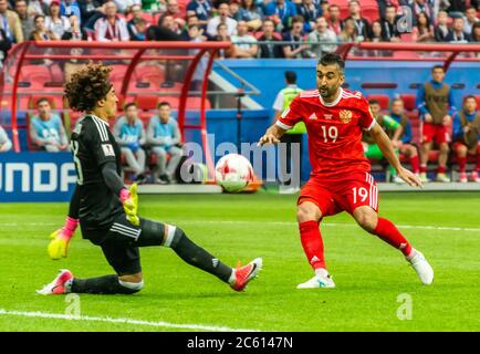 Kasan, Russland – 24. Juni 2017. Die russische Fußballnationalmannschaft Mittelfeldspieler Alexander Samedow und Mexiko-Torwart Guillermo Ochoa während der FIFA-Konföderation Stockfoto