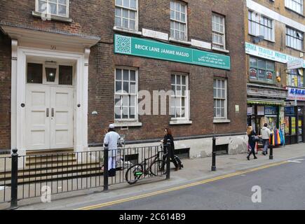 LONDON, Großbritannien - 22. APRIL 2016: Moschee des Brick Land Jamme Masjid im Londoner Stadtteil Spitalfields. Die Mehrheit der lokalen Gläubigen der Moschee sind Stockfoto