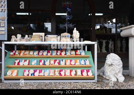 Korinth, Griechenland - 12. September 2016: Griechisches Souvenir in verschiedenen Formen in einem kleinen Laden auf der öffentlichen Straße. Kleine Statuen von alten Helden und Göttern t Stockfoto