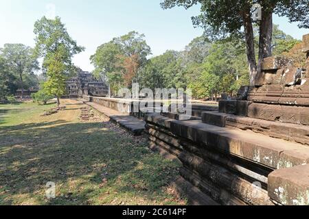 Der Damm, der zum Bapuon Tempel am Angkor Thom Tempelkomplex führt, Siem Reap, Kambodscha, Asien Stockfoto