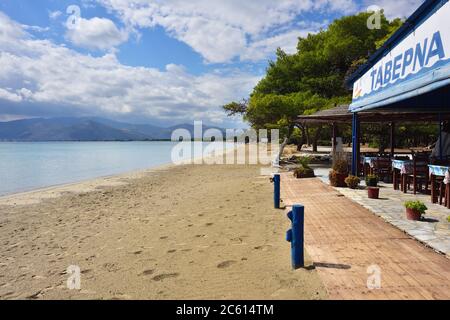 Marathon, Griechenland - 01. Okt 2016: Outdoor Cafe am schönen Sandstrand von Schinias, einer der beliebtesten Strände in Attika Stockfoto