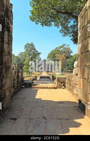 Der Damm, der zum Bapuon Tempel am Angkor Thom Tempelkomplex führt, Siem Reap, Kambodscha, Asien Stockfoto