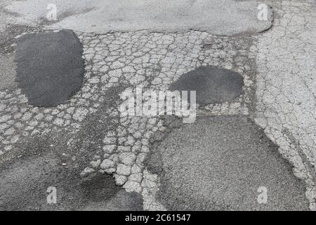 Beschädigung der Fahrbahn - schlechte Wartungsqualität. Schlaglöcher in Italien. Stockfoto