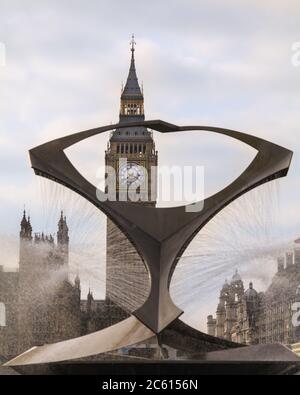 Big Ben, der Elizabeth-Turm mit ikonischer Uhr, durch den Naum Gabo-Brunnen in Westminster, London, England, Großbritannien gesehen Stockfoto