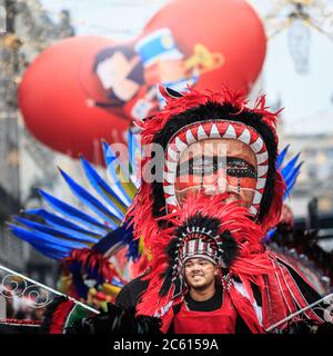 Ein farbenfrohes, von Azteken inspiriertes Kostümet nimmt an der London New Year's Day Parade (LNYDP) 2020, London, England Teil Stockfoto