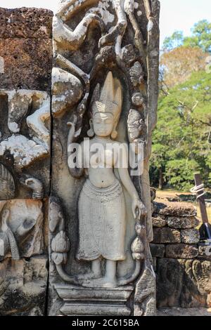 Detail eines Flachreliefs einer Frau am Bapuon-Tempel im Angkor Thom-Tempelkomplex, Siem Reap, Kambodscha, Asien Stockfoto