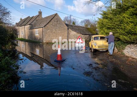 Überflutete Straßen im Dorf Cerney Wick nach mehr heftigen Regenfällen während einer extrem feuchten Herbstsaison in Großbritannien. Stockfoto