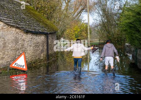 Überflutete Straßen im Dorf Cerney Wick nach mehr heftigen Regenfällen während einer extrem feuchten Herbstsaison in Großbritannien. Stockfoto