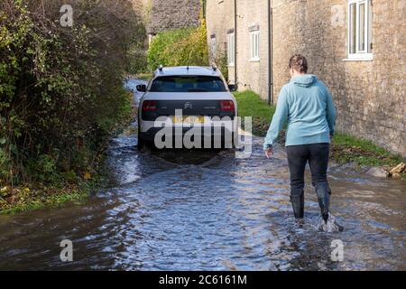 Überflutete Straßen im Dorf Cerney Wick nach mehr heftigen Regenfällen während einer extrem feuchten Herbstsaison in Großbritannien. Stockfoto