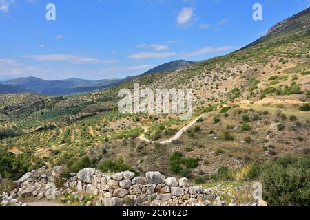 Blick von den archäologischen Stätten von Mykene und Tiryns auf eine schöne ländliche griechische Landschaft, Berg- und landwirtschaftliche Felder Stockfoto