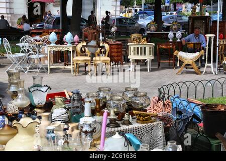 ALTAMURA, ITALIEN - 4. JUNI 2017: Die Menschen besuchen Flohmarkt in Altamura, Italien. Verschiedene Schmuckstücke und antike Möbel. Stockfoto