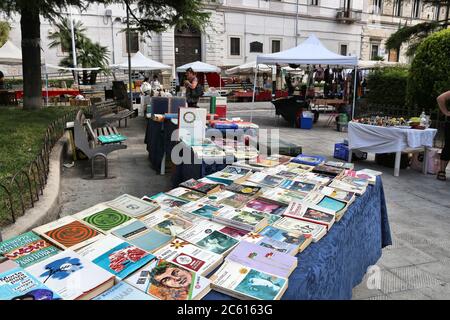 ALTAMURA, ITALIEN - 4. JUNI 2017: Alter Bücherstand auf einem Flohmarkt in Altamura, Italien. Stockfoto