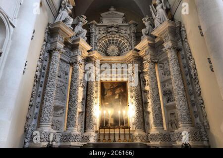 LECCE, ITALIEN - 1. JUNI 2017: Kapelle in der Basilica di Santa Croce in Lecce, Italien. Das barocke Wahrzeichen stammt aus dem Jahr 1695. Stockfoto