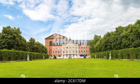 Kurfürstliches Palais in Trier an einem schönen Sommertag, Deutschland Stockfoto