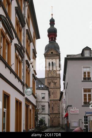 Koblenz, Deutschland - 08. Jan 2020: Stadtstraße und Kirche Stockfoto