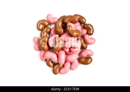 Erdnussstapel, bedeckt mit Schokolade, isoliert auf Weiß Hintergrund.Gemischte Pink/Erdbeere und Milchschokolade Beschichtung Stockfoto