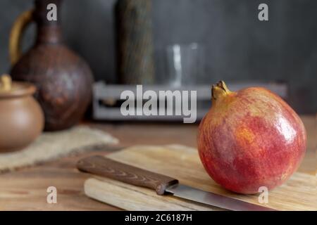 Reife saftige Frucht Granatapfel auf dem Tisch Stockfoto