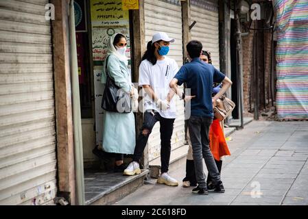 Teheran, Iran. Juli 2020. Menschen verwenden Maske und Gesichtsschutz, um gegen Covid-19 zu schützen. Auch der Präsident der Islamischen Republik Iran Hassan Rohani hat angeordnet, dass das Tragen von Masken in geschlossenen öffentlichen Räumen obligatorisch ist. (Foto von Sobhan Farajvan/Pacific Press) Quelle: Pacific Press Agency/Alamy Live News Stockfoto