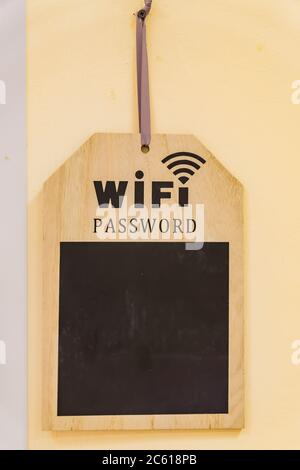 holzschreibtisch für wifi-passwort an der Wand Stockfoto