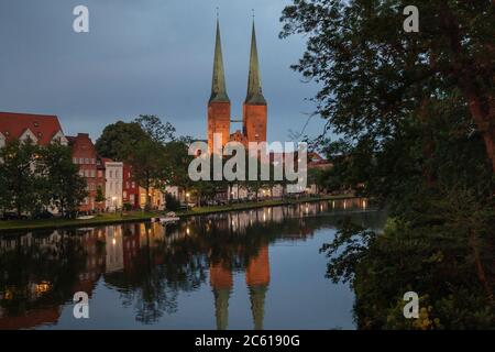 Blick auf die Altstadt-Insel der Hansestadt Lübeck mit dem Fluss Trave und dem Lübecker Dom Blick auf die Altstadtinsel der Hansestadt L Stockfoto