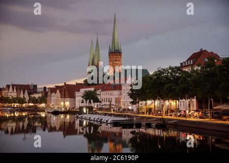 Blick auf die Altstadtinsel der Hansestadt Lübeck mit der Trave am Abend Stockfoto