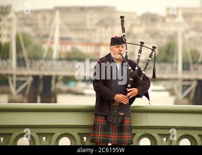 Schottischer Dudelsackläufer auf der Westminster Bridge in London, England, Großbritannien. Das Foto wurde am 9. September 2015 aufgenommen. Stockfoto