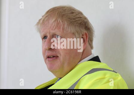 Premierminister Boris Johnson, der mit einem neuen Haarschnitt aufsteht, bei einem Besuch der Siemens Rail-Werkbaustelle in Goole. Stockfoto