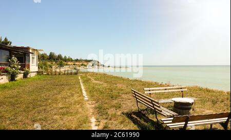 Reise-, Urlaub- und Urlaubskonzept. Entspannende Szene von kleinen Wellen und blauen Himmel. Stockfoto