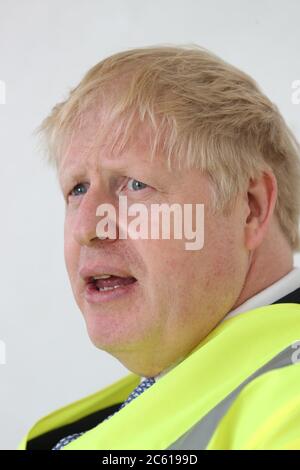 Premierminister Boris Johnson, der mit einem neuen Haarschnitt aufsteht, bei einem Besuch der Siemens Rail-Werkbaustelle in Goole. Stockfoto