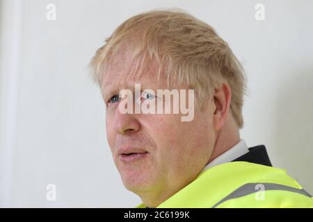 Premierminister Boris Johnson, der mit einem neuen Haarschnitt aufsteht, bei einem Besuch der Siemens Rail-Werkbaustelle in Goole. Stockfoto