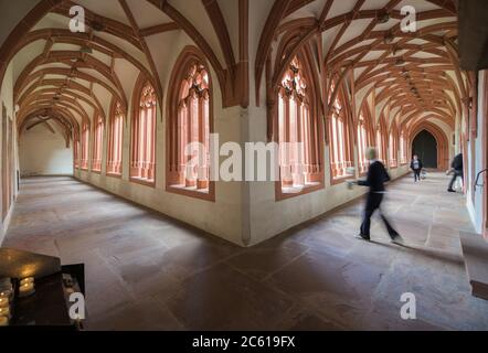 Mainz, Deutschland. Juli 2020. Die Menschen gehen durch den Kreuzgang der St. Stephen's Pfarrei. In der Kirche befindet sich auch die Statue des Erzbischofs von Mainz, Willigis. Quelle: Andreas Arnold/dpa/Alamy Live News Stockfoto