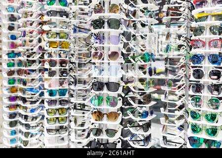 Optik Vitrine mit Brille für die Sicht mit einer großen Auswahl an Rahmen Stockfoto