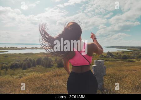 Mädchen im Sport ließ sich nach dem Klettern auf einem Berg die Haare los Stockfoto