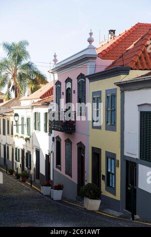 Bunte Häuser in der alten Straße in Funchal auf Madeira, Portugal Stockfoto