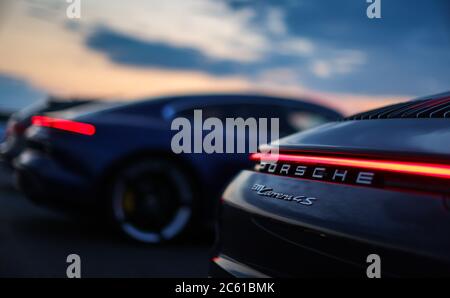 Leipzig, Deutschland. Juni 2020. Ein Porsche 911 Carrera 4S steht im Abendlicht in einem Einlaufkino auf der Rennstrecke des Leipziger Porsche-Werks. Quelle: Jan Woitas/dpa-Zentralbild/dpa/Alamy Live News Stockfoto