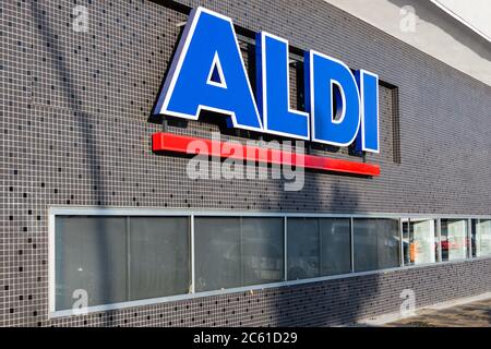 Aldi Schriftzug auf einer Wand des Discounters in Berlin. Aldi ist einer der am meisten vertretenen Supermärkte in Berlin Stockfoto