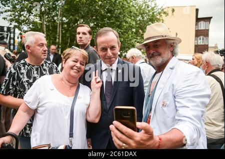 Der polnische Senatssprecher Tomasz Grodzki macht ein Selfie mit den Fans während der Enthüllung des Denkmals für Wladyslaw Bartoszewski in Sopot.Wladyslaw Bartoszewski war ein polnischer Historiker, Publizist, Journalist, Schriftsteller, Sozialaktivist, Politiker und Diplomat. Auschwitz-Häftling, Offizier der Heimatarmee, Aktivist des polnischen Untergrundstaates, Teilnehmer des Warschauer Aufstands. Stockfoto