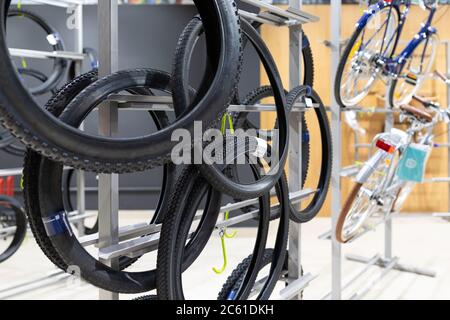 Fahrradladen mit einer Auswahl an Fahrrädern mit großen Reifen Stockfoto