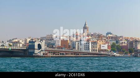 Istanbul, Türkei - 1. Juli 2016: Istanbul Stadtbild bei sonnigem Tag mit Galata Brücke und Galata Turm auf einem Hintergrund Stockfoto
