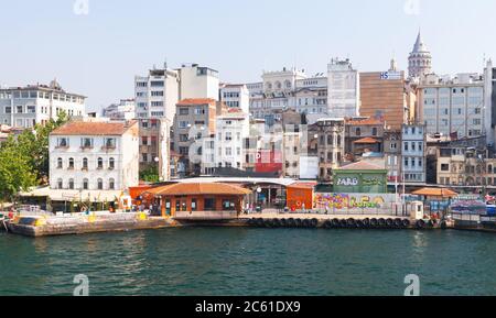 Istanbul, Türkei - 1. Juli 2016: Karakoy. Blick auf die Straße des Istanbuler Viertels Beyoglu, das sich im nördlichen Teil des Goldenen Horns befindet. Galata Tower i Stockfoto
