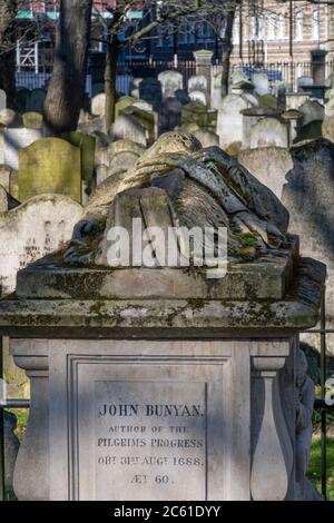 Großbritannien, London, City of London, Bunhill Fields Friedhof, das Grab des Dichters und Schriftstellers John Bunyan, Autor von Pilgrims Progress Stockfoto